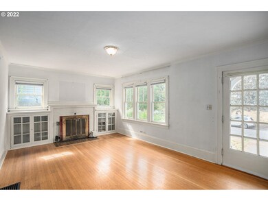 Living Room/Entrance