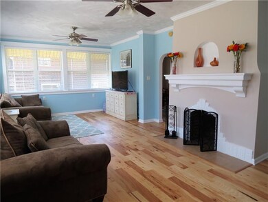 TAKE ADVANTAGE OF THE SPACIOUS AND BRIGHT LIVING R