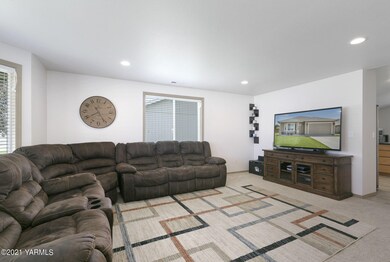 Entry/Livingroom