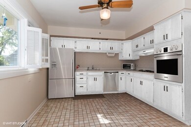 326 E Huntington Ln, Elmhurst, IL 60126 - photo 2