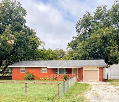 215 N Division St, Konawa, OK 74849 - photo 2