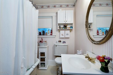 26 Chapel Ln Riverside CT-large-010-13-0