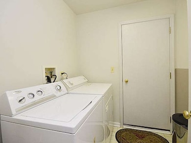 942 Cortney Dr, Carpentersville, IL 60110 - photo 3