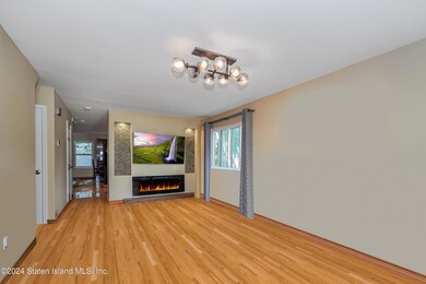 (7) LIVNG ROOM