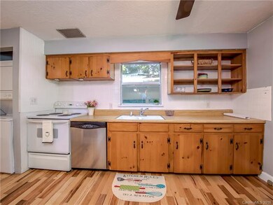 Such a delightful space to prepare meals while entertaining family and friends!