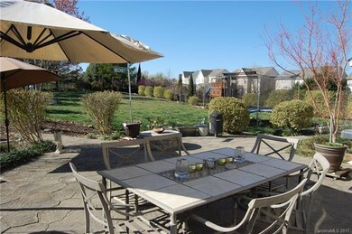 Gorgeous Courtyard Patio w/ Mounted Umbrella shadi