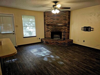 1105 N Taylor St, Gainesville, TX 76240 - photo 2