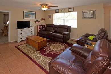 002_Family Room (1)