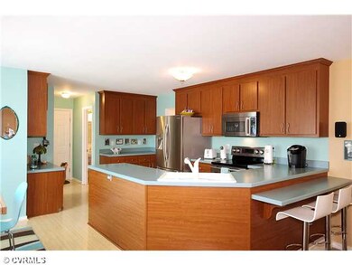 Kitchen - Breakfast bar and plenty of cabinet spac