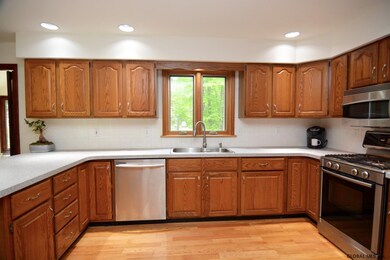 33 Knollwood Dr, Saratoga Springs, NY 12866 - photo 7