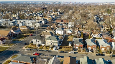 211 Chandler Ave, Staten Island, NY 10314 - photo 4