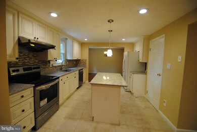 3115 Nestlewood Dr, Herndon, VA 20171 - photo 5