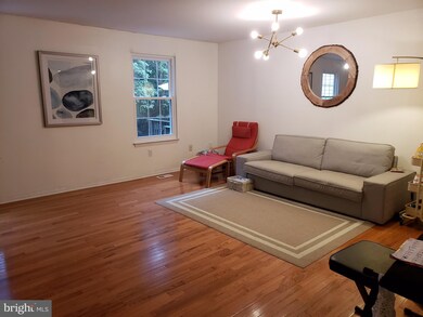 8962 Astongale Ct, Springfield, VA 22152 - photo 6