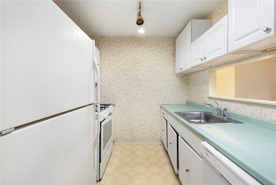 750 Quaker Ln unit B101, East Greenwich, RI 02818 - photo 3