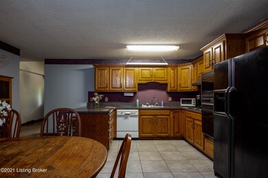 8915 Admiral Dr, Louisville, KY 40229 - photo 3