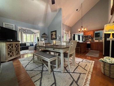 Dining to kitchen