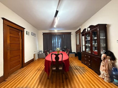 319 W Washington St, Clinton, IL 61727 - photo 4