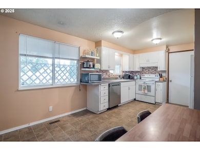 2783 31st St, Springfield, OR 97477 - photo 3