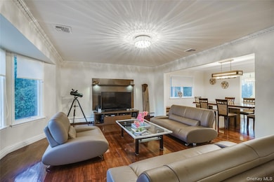 1041 Glen Cove Ave, Roslyn, NY 11576 - photo 2