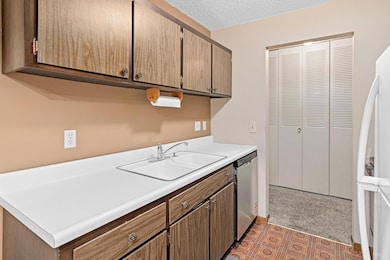 2800 Hillsboro Ave N unit 204, New Hope, MN 55427 - photo 7