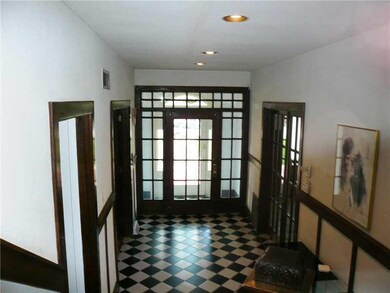 Entry/Foyer.