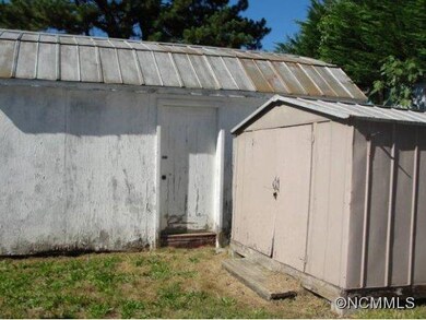 518 Carolina Cir, Hendersonville, NC 28792 - photo 3