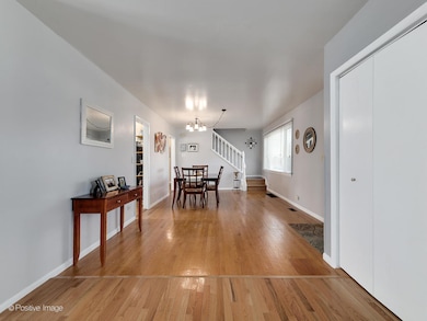 885 S Fairfield Ave, Elmhurst, IL 60126 - photo 3