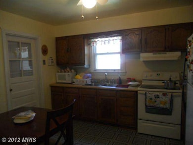 8903 Marquis Ln, Clinton, MD 20735 - photo 5