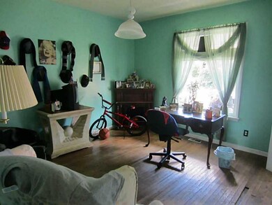 1st Floor Plan. SPACIOUS 1ST FLOOR LIVING ROOM. 13