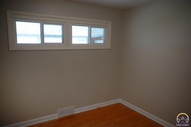 1616 SW Burnett Rd, Topeka, KS 66604 - photo 7