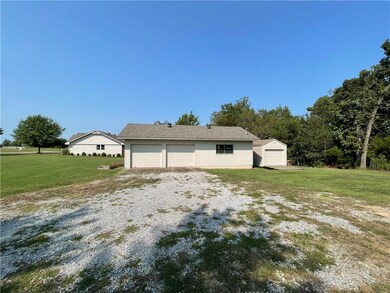 20198 Edgewood Cir, Siloam Springs, AR 72761 - photo 3