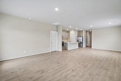 12039 Meandering Stream Dr, Mont Belvieu, TX 77523 - photo 5