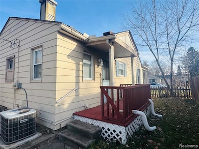 22117 Haynes Ave, Farmington Hills, MI 48336 - photo 4