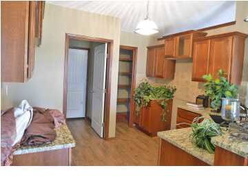 Kitchen w/walk-in pantry