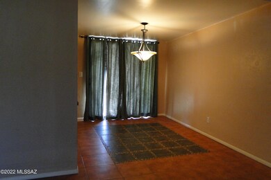5810 E 4th St-dining