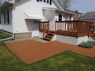 A great rear yard for entertaining!
