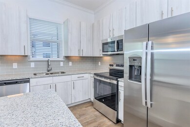 Kitchen island with breakfast bar, SS appliances,