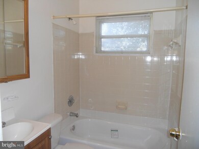 5627 Magnolia Ln, Alexandria, VA 22311 - photo 4