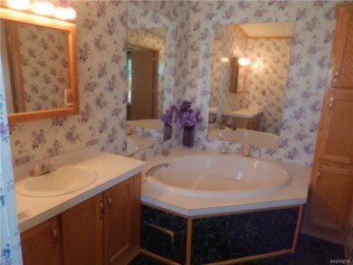 Master Bath w/Soaking Tub
