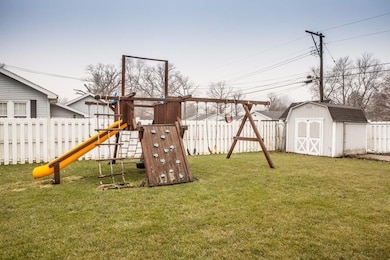 725 Magnolia Dr, Crown Point, IN 46307 - photo 5