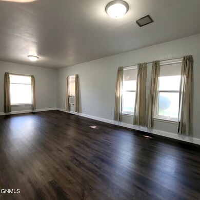 205 S 3rd St, Glen Ullin, ND 58631 - photo 4