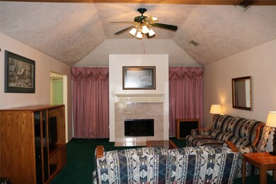 3210 Fox Run Dr, Alvin, TX 77511 - photo 4