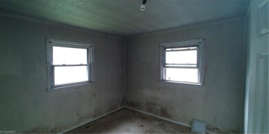 619 Lincoln St, Reidsville, NC 27320 - photo 7