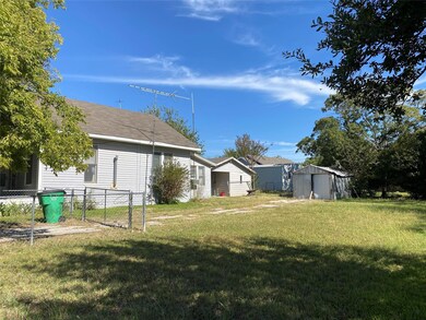 1124 N Culberson St, Gainesville, TX 76240 - photo 2