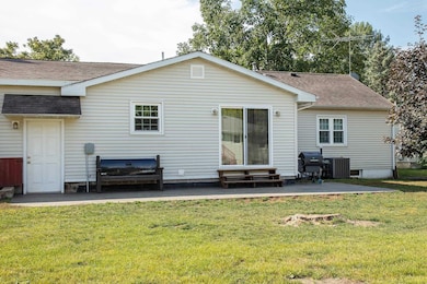 327 E Mindy Dr, Shell Rock, IA 50670 - photo 2