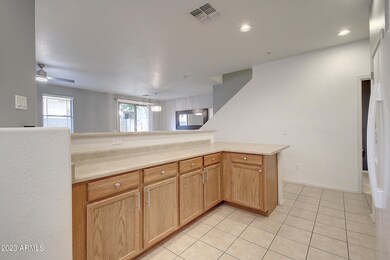 2823 E Darrow St (16)