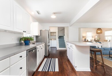 Large Eat-In Kitchen