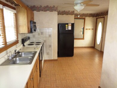 447 S Oakwood St, Tomah, WI 54660 - photo 4