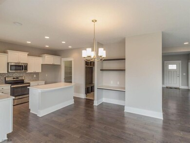 9906 Marnewood Dr, Johnston, IA 50131 - photo 7