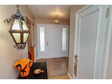 Entry/Foyer.